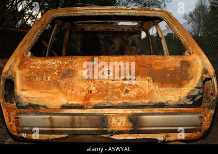 Ausgebrannt gestohlen Auto neben einem Gleis Stockfoto