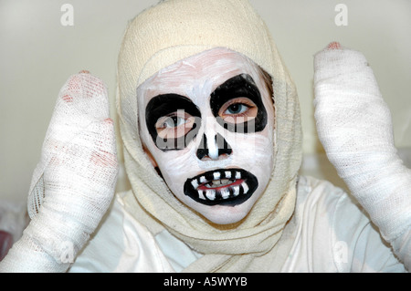 Kind als eine Mumie für Halloween verkleidet Stockfoto