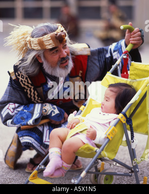 Ainu Mann und Baby - Ainu sind die Ureinwohner von Hokkaido, der nördlichsten Insel Japans. Stockfoto