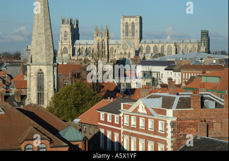 Ansicht des York Minster von Cliffords Turm Stockfoto