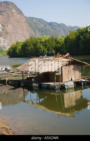 Fadenscheinigen Fishermans Traditionshaus im Sea Gypsy Village, Koh Sirey, Phuket, Thailand Stockfoto