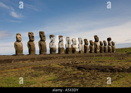 Chile-Osterinsel 15 Statuen oder Moai auf einer Plattform oder Ahu am Ahu Tongariki Steinbruch Rano Raraku Stockfoto