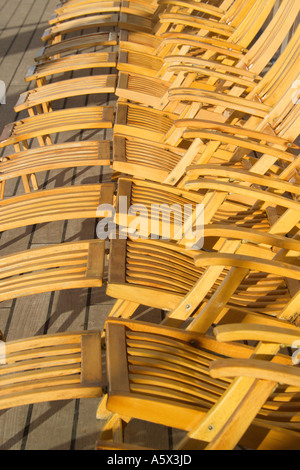 Zeilen der hölzerne Sonnenliegen auf dem Deck eines Schiffe Stockfoto