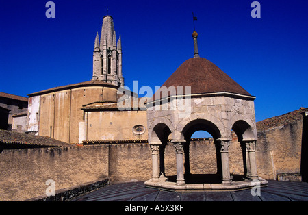 Kuppel der alten arabischen Bäder mit der Kirche von Sant Feliu Glockenturm im Hintergrund in der Südmauer Jahrhundert gebaut. Girona. Spanien Stockfoto