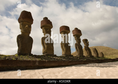 Chile Oster Insel Anakena Beach einen weißen Korallen Sandstrand mit Palmen und mehreren restaurierten Moai Statuen Stockfoto