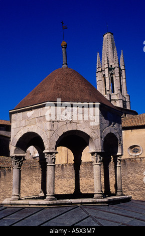 Kuppel der alten arabischen Bäder mit der Kirche von Sant Feliu Glockenturm im Hintergrund in der Südmauer Jahrhundert gebaut. Girona. Spanien Stockfoto