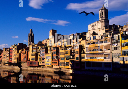 Fluss Onyar vorbei an der Stadt Girona. Katalonien. Spanien Stockfoto