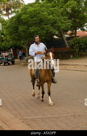 Chile Osterinsel Mann Reiten im Treppenaufgang von Hanga Roa. Stockfoto