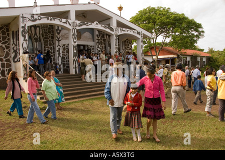 Chile-Osterinsel-Menschen außerhalb der katholischen Kirche nach der Messe am Sonntagmorgen in Hanga Roa Stockfoto