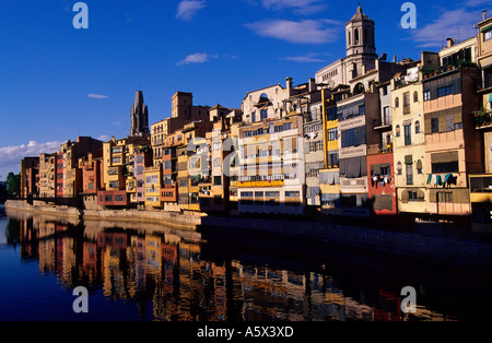 Fluss Onyar vorbei an der Stadt Girona. Katalonien. Spanien Stockfoto