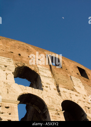 Kolosseum, Anfitatro Flavio, Flavian Anphiteather, Rom mit dem Mond Stockfoto
