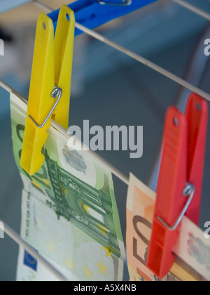 Gewaschenes Geld an einem Seil trocknen gehängt Stockfoto