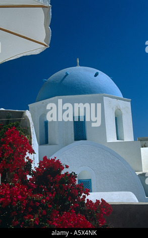 Blau Kuppelkirche und Bougainvillea, Oia, Santorini, Cyclades, griechische Inseln, Griechenland Stockfoto