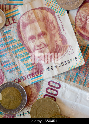 spart Geld (alte italienische Lire-Lira) vertikale Stockfoto