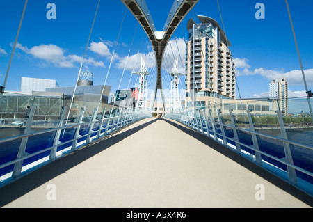 Die Fußgängerbrücke Millennium (Lowry) und der Imperial Point Wohnblock, Salford Quays, größere Manchester, UK Stockfoto