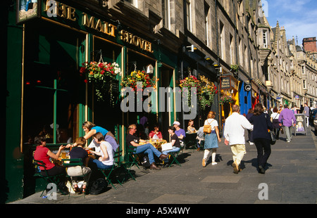 Straßenszene in der Nähe der Royal Mile in Edinburgh, Schottland, UK Stockfoto