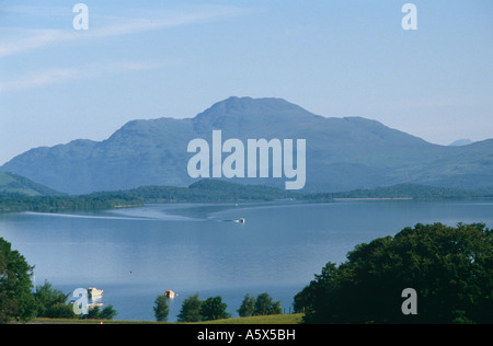 Blick über Loch Lomond gegenüber Ben Lomond, Schottland, Vereinigtes Königreich Stockfoto