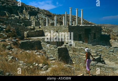 Tourist am Haus von Hermes, Archäologisches Museum, Delos, in der Nähe von Mykonos, die Kykladen, griechische Inseln, Griechenland Stockfoto