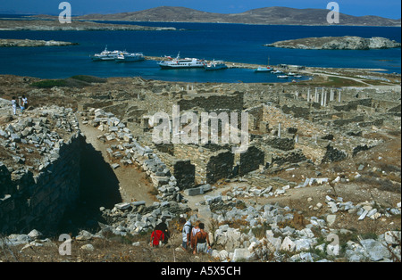 Blick über das Theater Viertel, Hafen, Archäologisches Museum, Delos, in der Nähe von Mykonos, die Kykladen, griechische Inseln, Griechenland Stockfoto