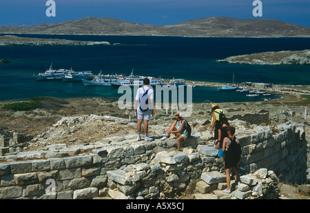 Touristen am Theater mit Blick auf Hafen, Archäologisches Museum, Delos, in der Nähe von Mykonos, die Kykladen, griechische Inseln, Griechenland Stockfoto