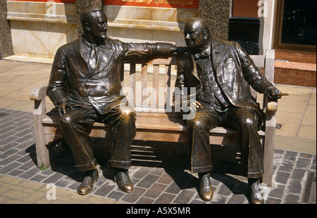 Statuen von Präsident Franklin D Roosevelt und Sir Winston Churchill, auf einer Bank in New Bond Street, London, England, UK Stockfoto