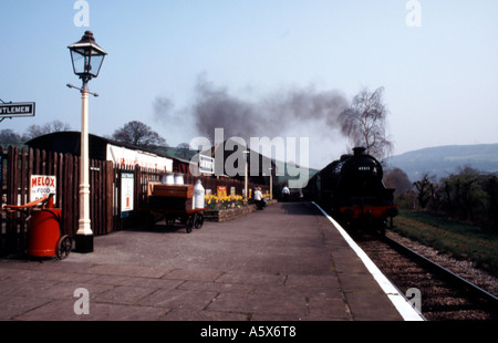 Dampfzug im Oakworth Bahnhof an der Keighley and Worth Valley Railway Stockfoto