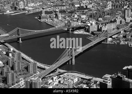 New Yorker East River mit der Manhattan Bridge und Brooklyn Bridge.  Aus dem ehemaligen World Trade Center betrachtet Stockfoto