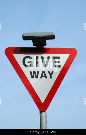 Geben Weg Straßenschild in England Stockfoto