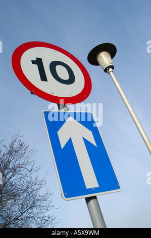 Ein Weg und 10 km/h Höchstgeschwindigkeit Zeichen im Vereinigten Königreich Stockfoto