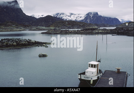 Einem festgemachten Fischerboot im Kabelvaag, Lofoten Inseln, Norwegen. Stockfoto