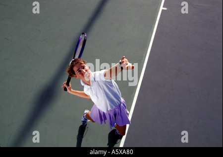 Australien-Queensland Frau zurückkehrenden Tennis dienen Stockfoto