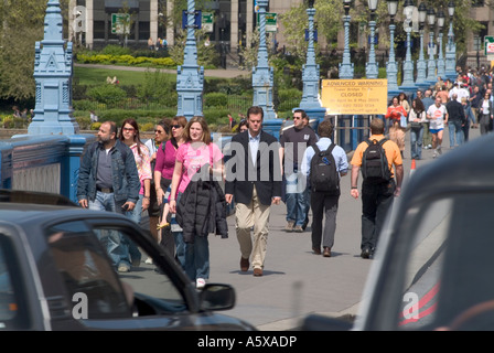 Fußgängern und Verkehr auf Tower Bridge im Zentrum von London an einem heißen Sommertag Stockfoto