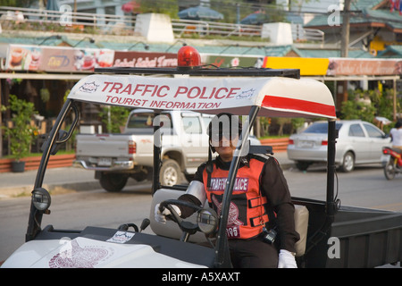 Verkehrspolizei und Touristeninformation Polizist sitzt im Freien ATV Quad Golf Buggy Typ Fahrzeug in Ao Nang Krabi Provinz, Thailand Stockfoto