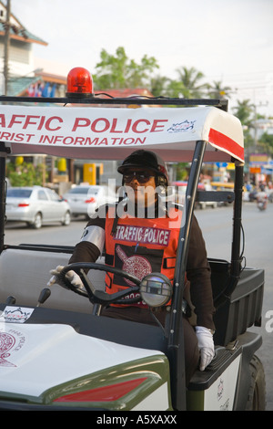 Verkehrspolizei und Touristeninformation Polizist sitzt im Freien ATV Quad Golf Buggy Typ Fahrzeug in Ao Nang Krabi Provinz, Thailand Stockfoto
