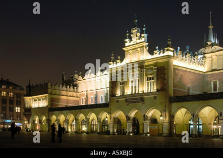 Die prächtigen Renaissance-Ära Tuchhallen in der Markt-Platz Rynek Glowny in Krakau, in der Dämmerung Stockfoto