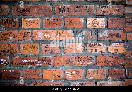 Unterschrift Graffitis an der außen Walll des Museums in der NS-Konzentrationslager Auschwitz in der Nähe von Krakau - Polen Stockfoto