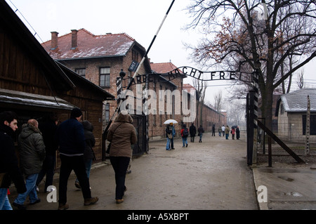 Der Eingang zu den NS-Konzentrationslager Auschwitz 1 mit dem zynischen Motto Arbeit Macht Frei - Arbeit setzt Sie Free Stockfoto