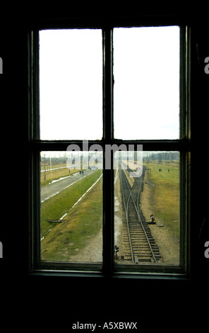 Blick durch die Fenster ein Wachturm der Gleisanlagen in der nationalsozialistischen Konzentrationslager von Auschwitz-Birkenau in der Nähe von Krakau Polen Stockfoto