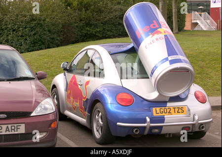 ein Auto Werbung Red Bull Energydrinks Stockfoto