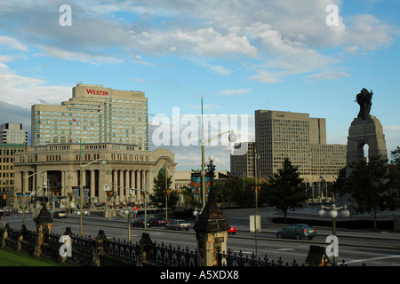 Ottawa, Stadtbild, einschließlich Convention Centre, Regierungsgebäude, Kriegerdenkmal und Westin Hotel. Stockfoto