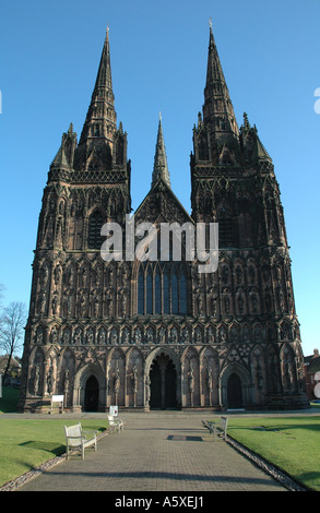 Kathedrale von Lichfield, Staffordshire, UK. blickte zu West vorderen Türme und Statuen. Stockfoto