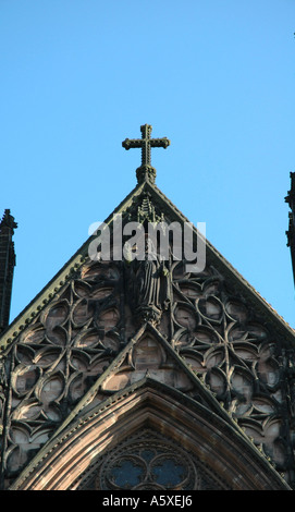 Kathedrale von Lichfield, Staffordshire, UK. Westen vor Christus-Statue. Stockfoto