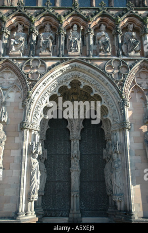 Kathedrale von Lichfield, Staffordshire, UK. Vorderen Haupteingang West. Stockfoto