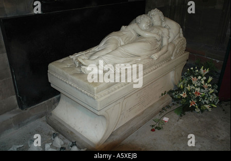 Kathedrale von Lichfield, Staffordshire, UK. Statue der schlafenden Kinder. Stockfoto