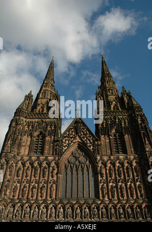 Kathedrale von Lichfield, Staffordshire, UK. Nachschlagen im vorderen Westtürme und Statuen. Stockfoto