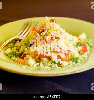 Couscous auf grüne gelbe Platte Stockfoto