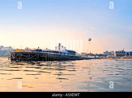 Bournemouth Pier, direkt am Meer und Beobachtung Ballon.   Dorset. VEREINIGTES KÖNIGREICH. Am frühen Abend. Stockfoto