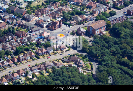 Luftaufnahme. Häuser und Straßenführung. Floral Kreisverkehr. Poole Vororte. Dorset. VEREINIGTES KÖNIGREICH. Stockfoto