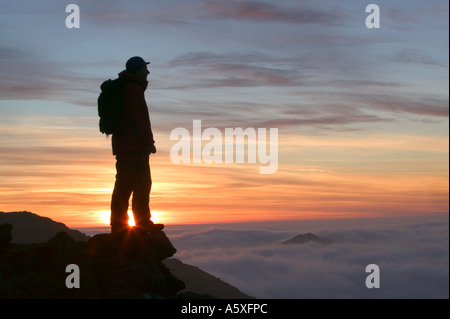 eine Walker Hügel über dem Tal Nebel während eine Temperaturinversion auf wenig Erlenbrüche, Lake District, Cumbria, UK. Stockfoto