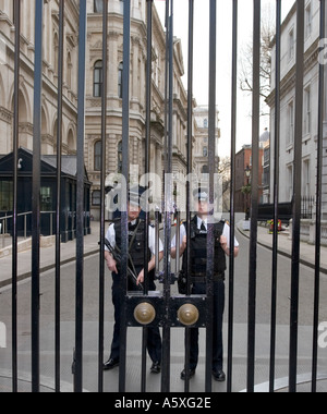 Bewaffnete Polizei - Nummer 10 Downing Street - London Stockfoto